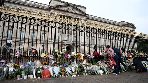 The world mourns the Queen as the UK wakes up to a new era and a new monarch. Here's what we can expect to happen tonight.