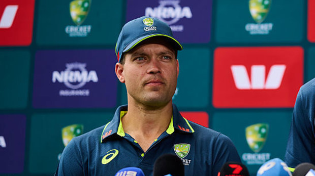 Alex Carey habla con los medios.