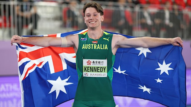 Lachlan Kennedy, 2025 dünya kapalı şampiyonasında gümüş madalya kazanırken.