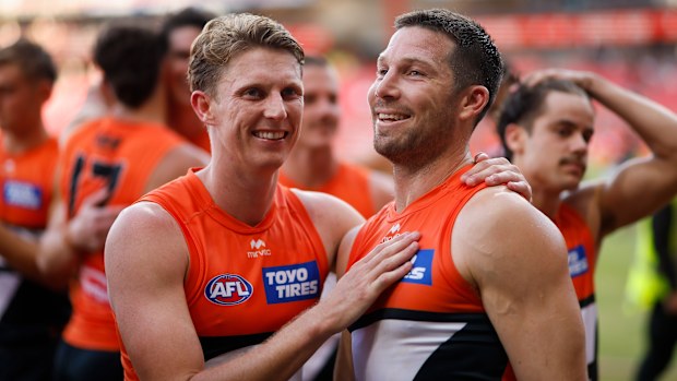 Giants'tan Lachie Whitfield ve Toby Greene birlikte bir zafer kutluyor.