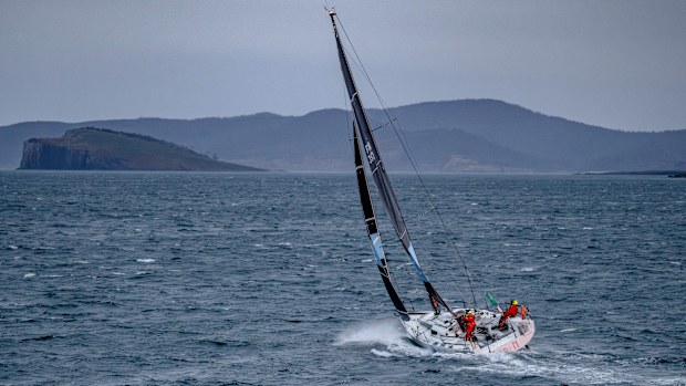 BNC teknesi, Hobart yakınlarında Michel Quintin ve Yann Rigal tarafından yelken açılıyor.