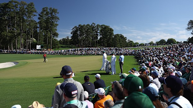 Tiger Woods de Estados Unidos hace un putt en el segundo green durante la ronda final del torneo Masters 2024 en el Augusta National Golf Club el 14 de abril de 2024 en Augusta, Georgia. (Foto de Warren Little/Getty Images)