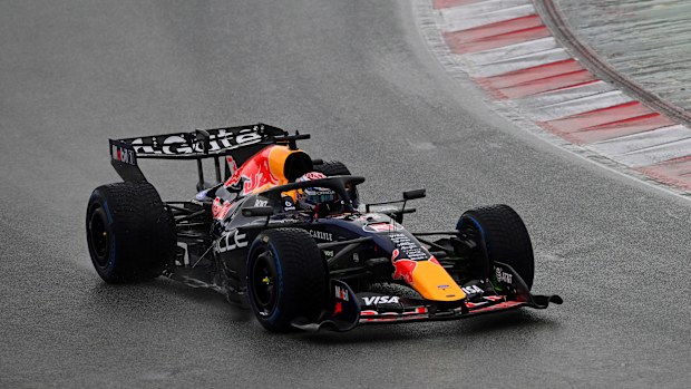 Max Verstappen de Holanda conduce el Oracle Red Bull Racing RB22 durante el segundo día (3) del Shakedown de F1 en el Circuit de Catalunya el 27 de enero de 2026 en Montmeló, España. (Foto de Rudy Carrazzevoli/Getty Images)