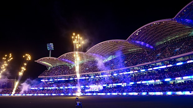 Yeni Yıl Gecesi Big Bash League maçında havai fişekler.