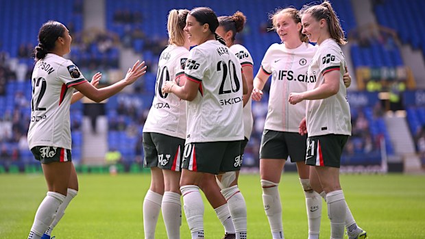Sam Kerr (centro) del Chelsea celebra el segundo gol de su equipo.