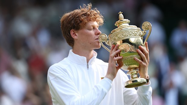 Jannik Sinner, 2025 Wimbledon finalinde Carlos Alcaraz'ı yenerek erkekler tekler kupasını öpüyor.