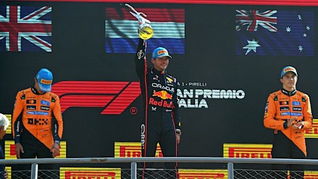 Max Verstappen, İtalya Grand Prix'si podyumunda zafer kupasını kaldırıyor.