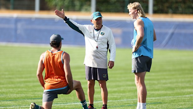 Eddie Jones habla con Ben Donaldson y Carter Gordon.