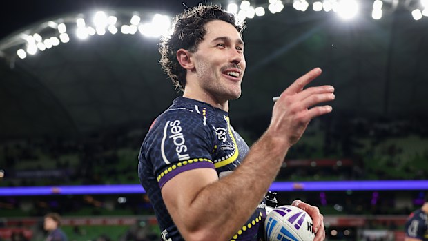 Nick Meaney de Storm agradece a los fanáticos después de ganar el partido de la Ronda 23 de la NRL entre Melbourne Storm y Brisbane Broncos en AAMI Park el 7 de agosto de 2025 en Melbourne, Australia. (Foto de Morgan Hancock/Getty Images)