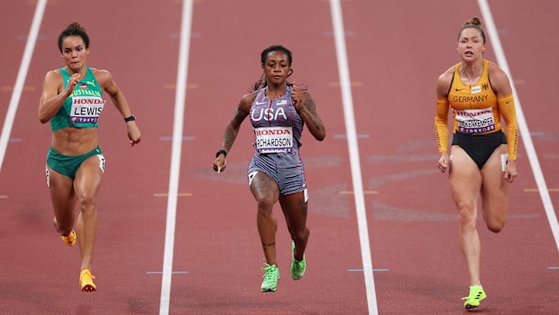 Soldan sağa: Torrie Lewis, Sha'Carri Richardson ve Gina Lueckenkemper, kadınlar 100m elemelerinde.