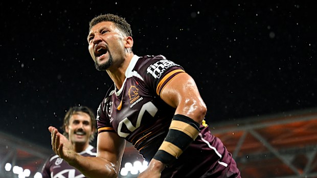 Gehamat Shibasaki dei Broncos celebra una meta durante la partita dell'NRL Round 8 tra Brisbane Broncos e Canterbury Bulldogs al Suncorp Stadium il 24 aprile 2025 a Brisbane, Australia. (Foto di Albert Perez/Getty Images)