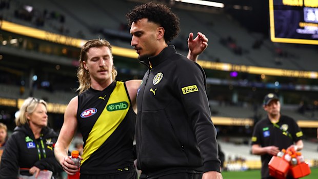 Tigercılarından Hugo Ralphsmith, takım arkadaşı Mykelti Lefau'yu kucaklıyor.