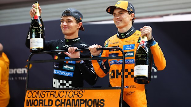 Lando Norris y Oscar Piastri celebran la victoria del Campeonato de Constructores de McLaren.