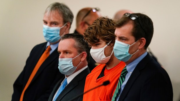Payton Gendron flanked by lawyers in court.