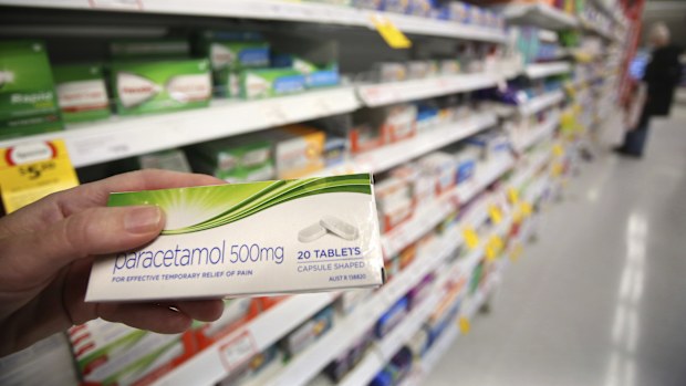 A customer inspects a box of Paracetamol tablets at a supermarket in Sydney. September 15, 2022. Photograph by James Alcock/SMH