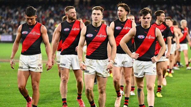 Essendon oyuncuları, sezonun başında Carlton'a karşı kaybettikleri maç sonrası sahayı terk ediyor.