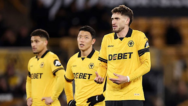 Wolverhampton Wanderers'tan Santiago Bueno tepki veriyor.