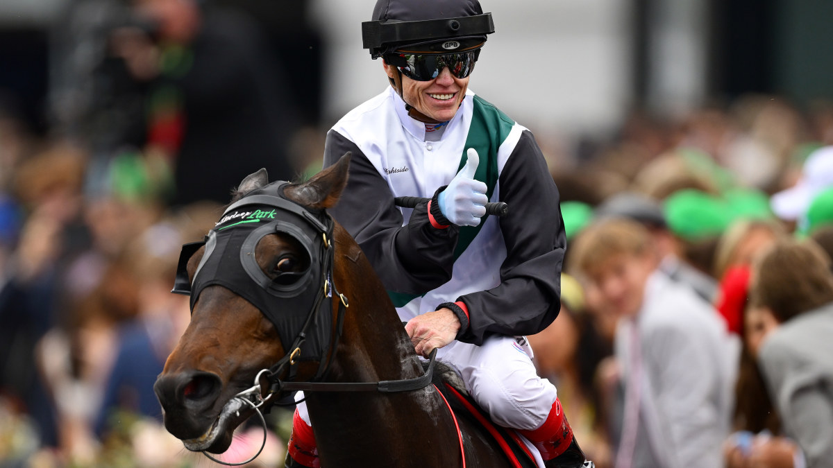 Incredible scenes as star jockey steers popular horse home