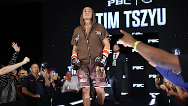 Tszyu arrives in style