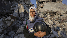 Freelance journalist Mariam Dagga, 33, who had been working with the Associated Press and other outlets during the Gaza war, poses for a portrait in Khan Younis, southern Gaza Strip, on June 14, 2024. Dagga was one of several journalists killed along with other people in Israeli strikes on Nasser Hospital in Khan Younis on Monday, Aug. 25, 2025. (AP Photo/Jehad Alshrafi)