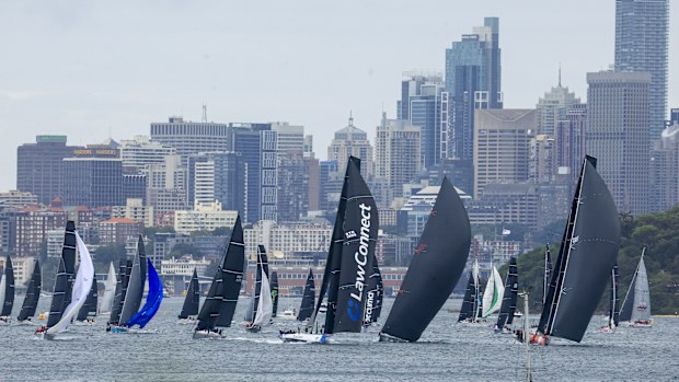 2025 Sydney'den Hobart'a yarışın başlangıcında yelken açan yarışmacılar, 26 Aralık 2025'te Sydney Limanı'nda.