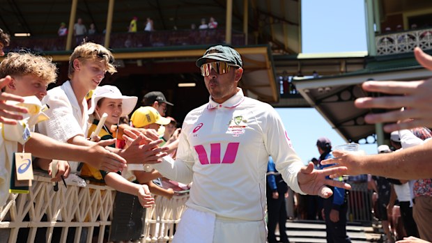 Usman Khawaja de Australia se dirige al SCG para su último día de cricket de prueba.