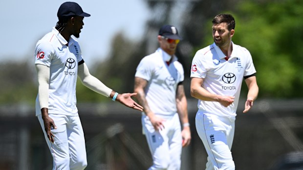PERTH, AUSTRALIA - 13 DE NOVIEMBRE: Mark Wood de Inglaterra habla con Jofra Archer durante el partido de práctica entre Inglaterra y los Leones en Lilac Hill el 13 de noviembre de 2025 en Perth, Australia. (Foto de Gareth Copley/Getty Images)