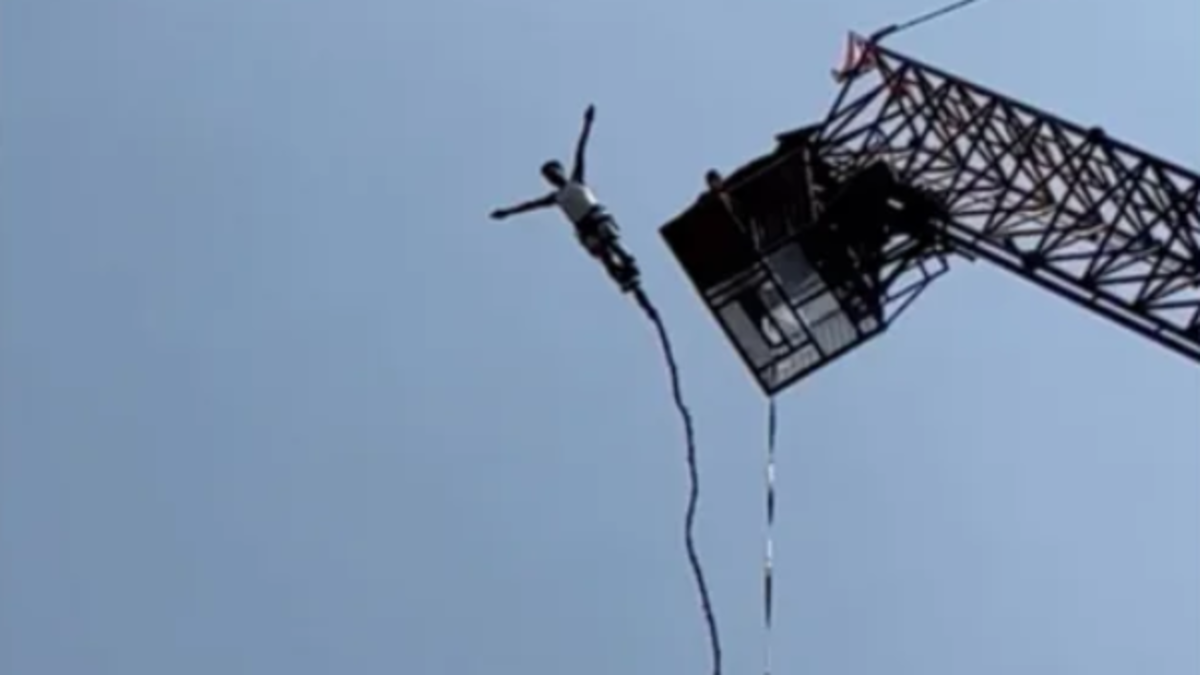 Terrifying moment tourist's bungee cord snaps mid-air in Thailand ...
