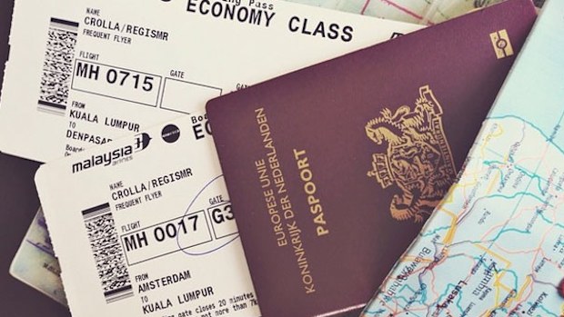 Dutch youth Regis Crolla posted a picture of his passport and MH17 tickets on Instagram.