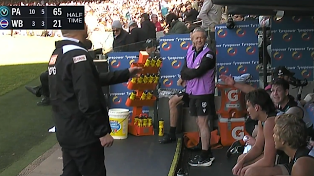 Hinkley and Butters exchanged words on the bench.