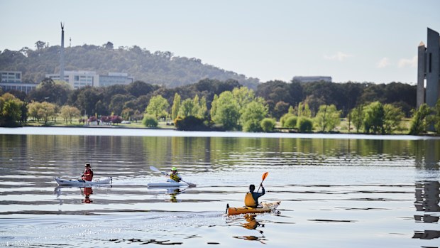 CANBERRA, AUSTRALIA - OCTOBER 08: Kayakers on Lake Burley Griffin on October 08, 2021 in Canberra, Australia. Lockdown restrictions remain in place for Canberra, with residents subject to stay-at-home orders as the ACT continues to record new local COVID-19 cases. The current lockdown restrictions are due to remain in place until Friday 15 October 2021. (Photo by Rohan Thomson/Getty Images)
