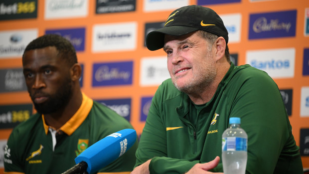 Rassie Erasmus kalba per spaudos konferenciją Suncorp stadione.