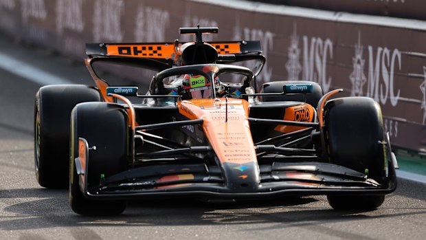El piloto de McLaren, Oscar Piastri, se dirige al sprint de clasificación para el Gran Premio de Brasil.