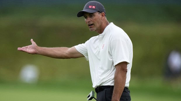 Adam Scott, Oakmont'taki 13. delikte bir put kaçırdıktan sonra tepkisini gösteriyor.