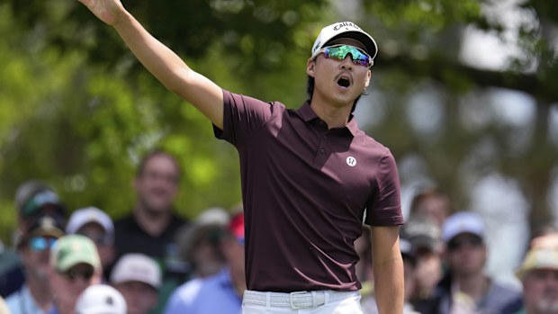 Min Woo Lee kötü bir atışa tepki veriyor.