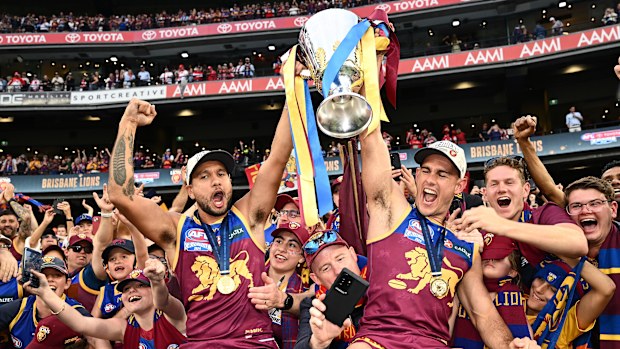 Callum Ah Chee ve Brandon Starcevich, şampiyonluk kupası ile kutluyor.