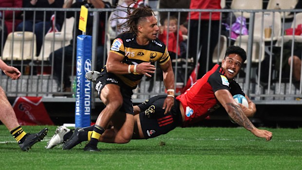 Leicester Fainga'anuku of the Crusaders dives to score past Issak Fines-Leleiwasa of the Force.