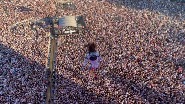 Jared Leto bungee jumps onto stage