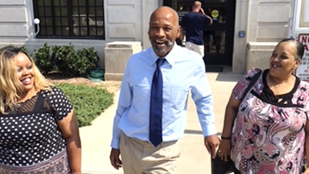 Perry Lott smiles as he leaves court in Oklahoma City, with his daughter, Candace Brown, left, and Antoinette Brown, right, who was his fiance at the time he was arrested. (AAP)
