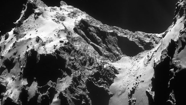 The Hathor cliffs, and the smooth boulder-strewn neck Hapi region right of centre. (Photo: ESA/Rosetta/Navcam)