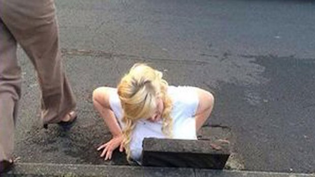 Ella was determined to get her phone back at any cost.