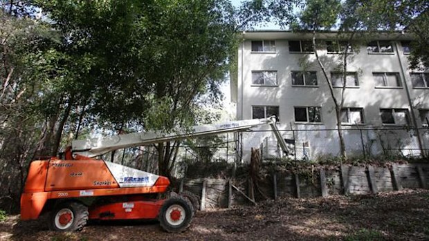 Heath Christmann allegedly scaled this cherry picker outside the woman's Ashmore unit complex. (Supplied)