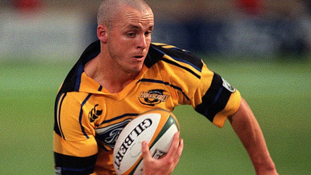 Christian Cullen, Waratahs savunmasından kaçıyor.