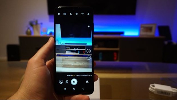 TCL 20 SE smartphone