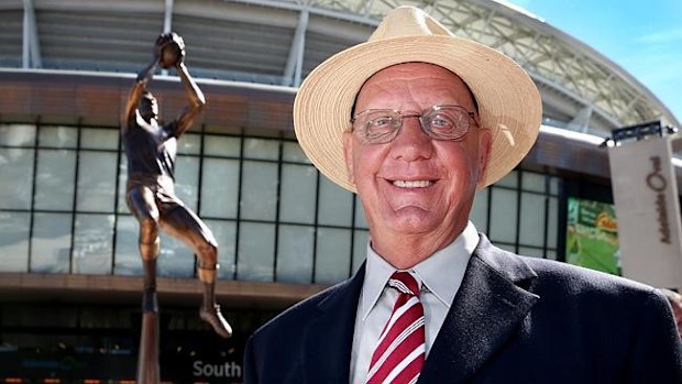 Barrie Robran, Adelaide Oval'daki heykelinin önünde.