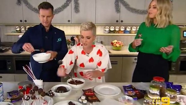 David Campbell and Jane de Graaff make Christmas pudding cake-pop