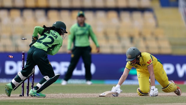 Una mirada rápida de Sidra Nawaz permite ver la expulsión de la australiana Ellyse Perry del Mundial.