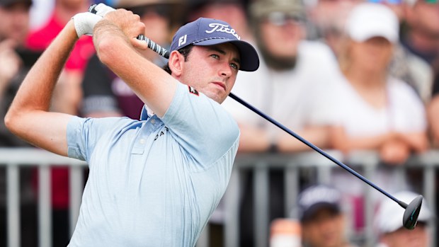 Elvis Smylie realiza el primer hoyo durante la primera ronda del torneo de golf Abierto de Australia en Melbourne, Australia, el jueves 4 de diciembre de 2025. (Foto AP/Asanka Brendon Ratnayake)