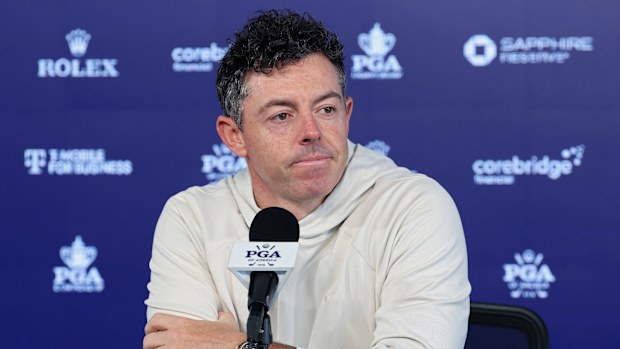 Rory McIlroy de Irlanda del Norte habla con los medios durante una sesión de práctica antes del Campeonato de la PGA en el Aronimink Golf Club el 12 de mayo de 2026 en Newtown, Pensilvania. (Foto de Jamie Squire/Getty Images)