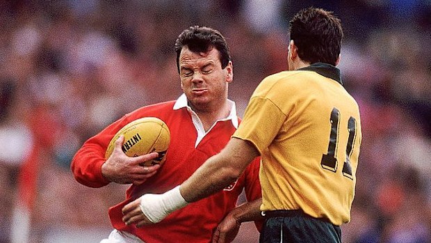 Ieuan Evans, Lions'ın David Campese'ye saldırıyor.